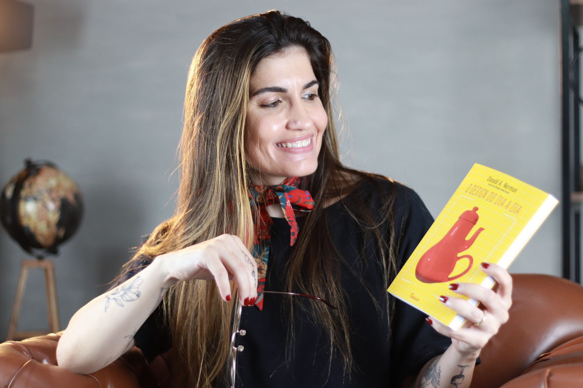 Caroll Bulcão lendo O design do dia a dia, de Donald Norman